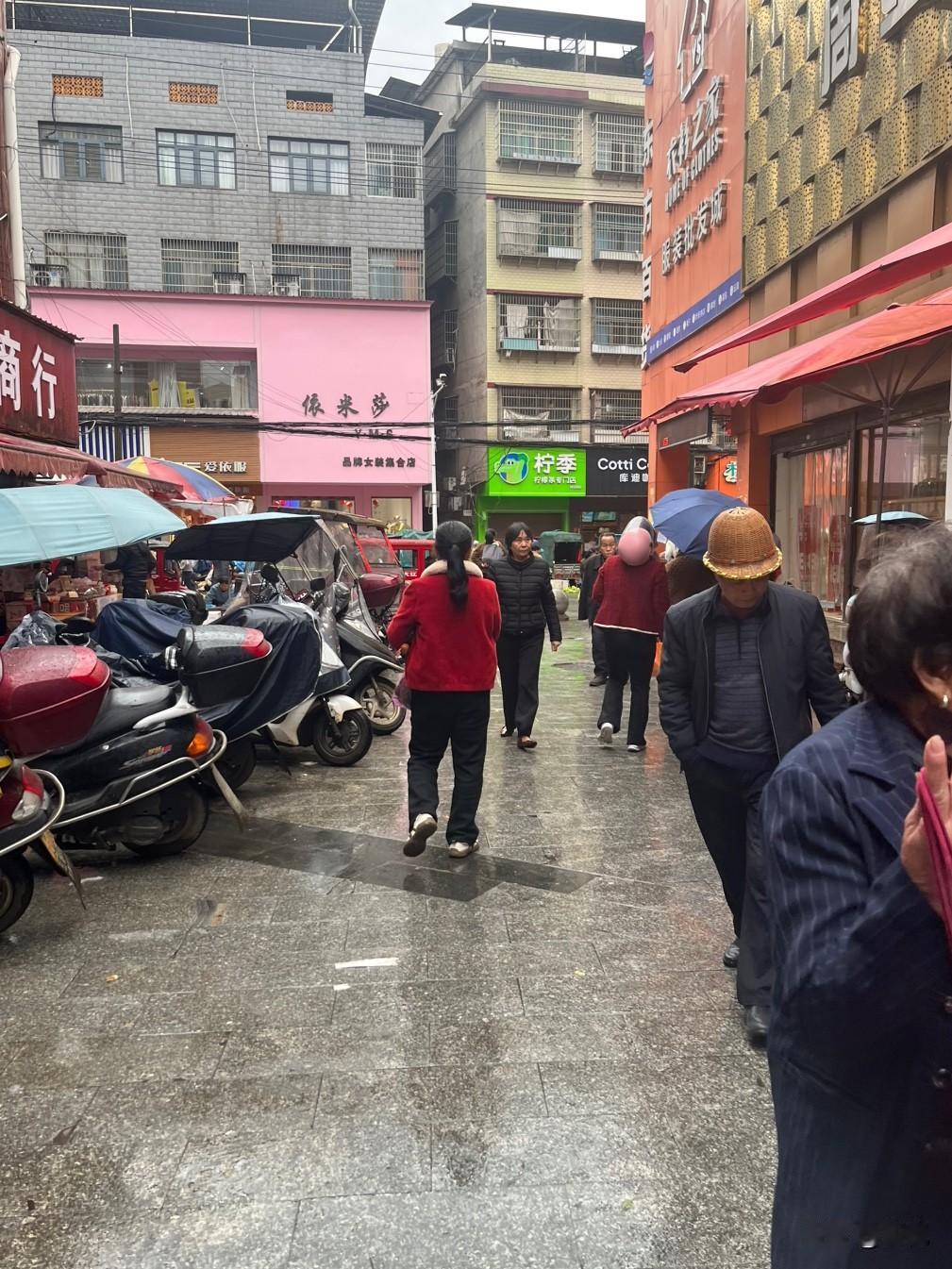 逛逛老市场，才懂生活的烟火气～

今天下着小雨，踩着凉丝丝的石板路，一头扎进这条