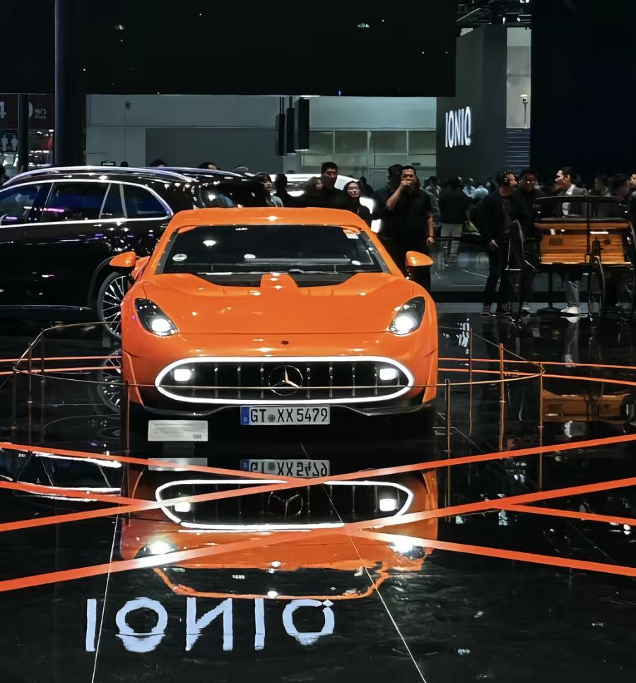 奔驰电车的设计，总带着点“放不下身段”的纠结。曾经优雅大气的立标、经典的盾形格栅