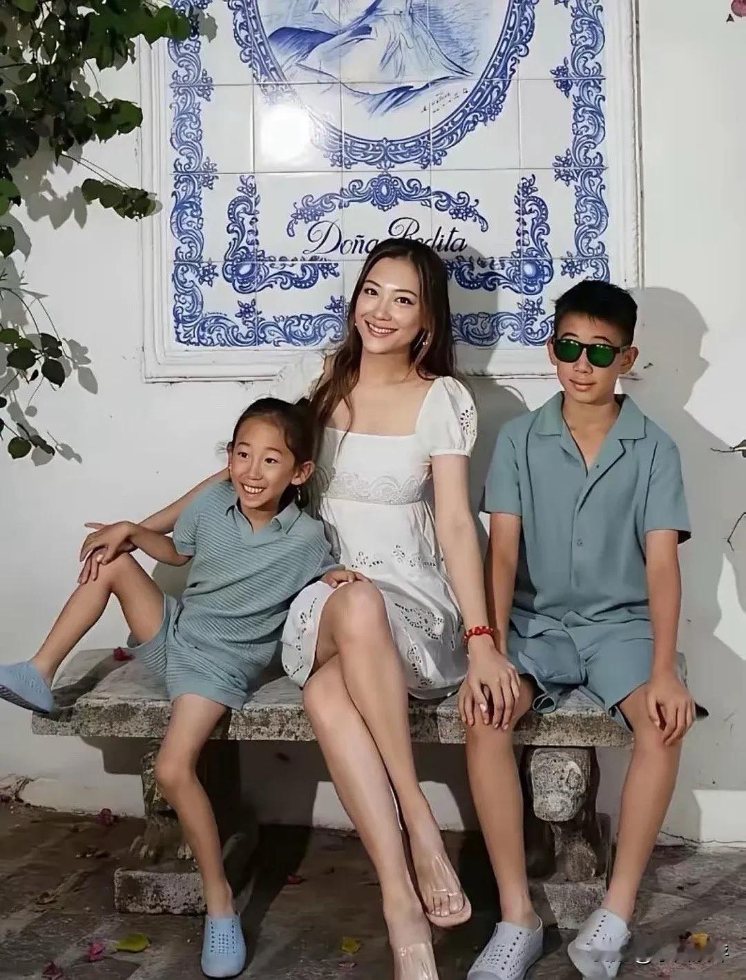 应采儿和陈小春的小儿子Hoho留长发这事儿，其实挺多人都好奇。之前有网友担心他们
