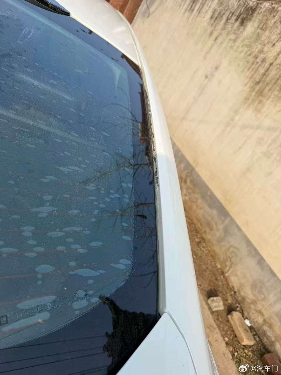 车主投诉【雪佛兰迈锐宝XL车顶流水槽及后挡风上沿掉漆生锈要求厂家喷漆并质保】车主