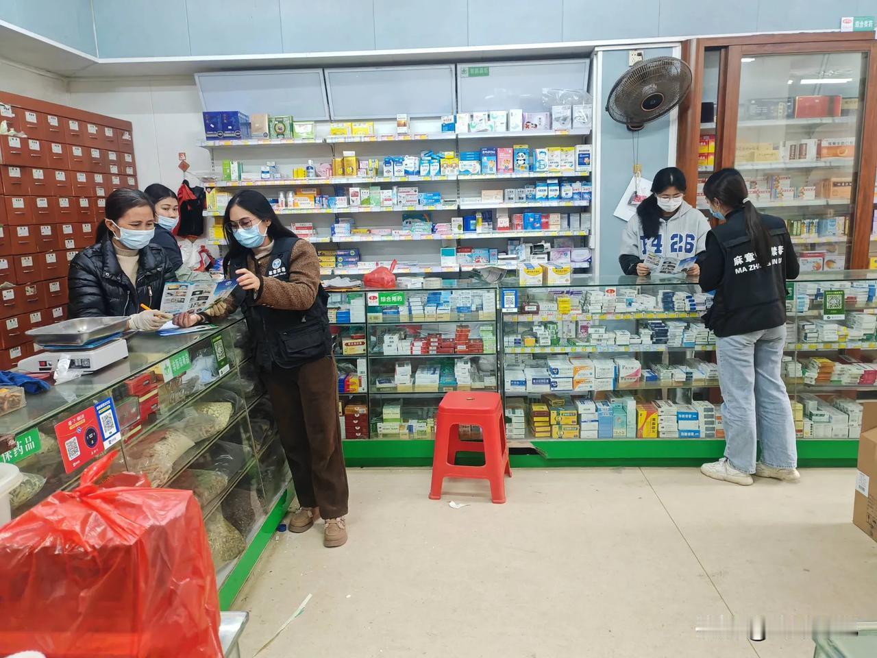 社会怪象：大量商铺倒闭，满大街都是餐饮店、房产中介和药房
 
走在如今的大街小巷