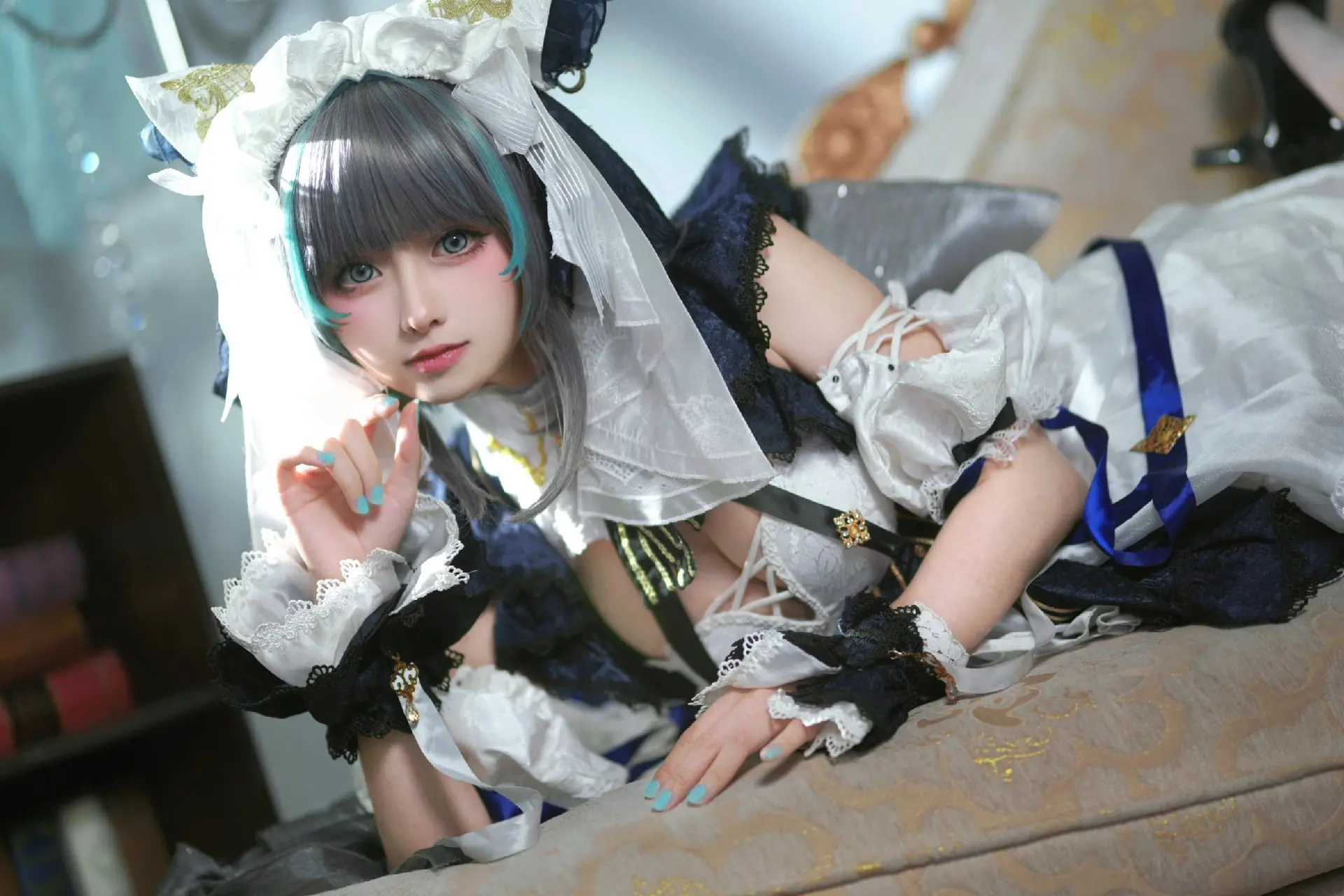 摔倒了，要亲爱的摸摸才能起来～