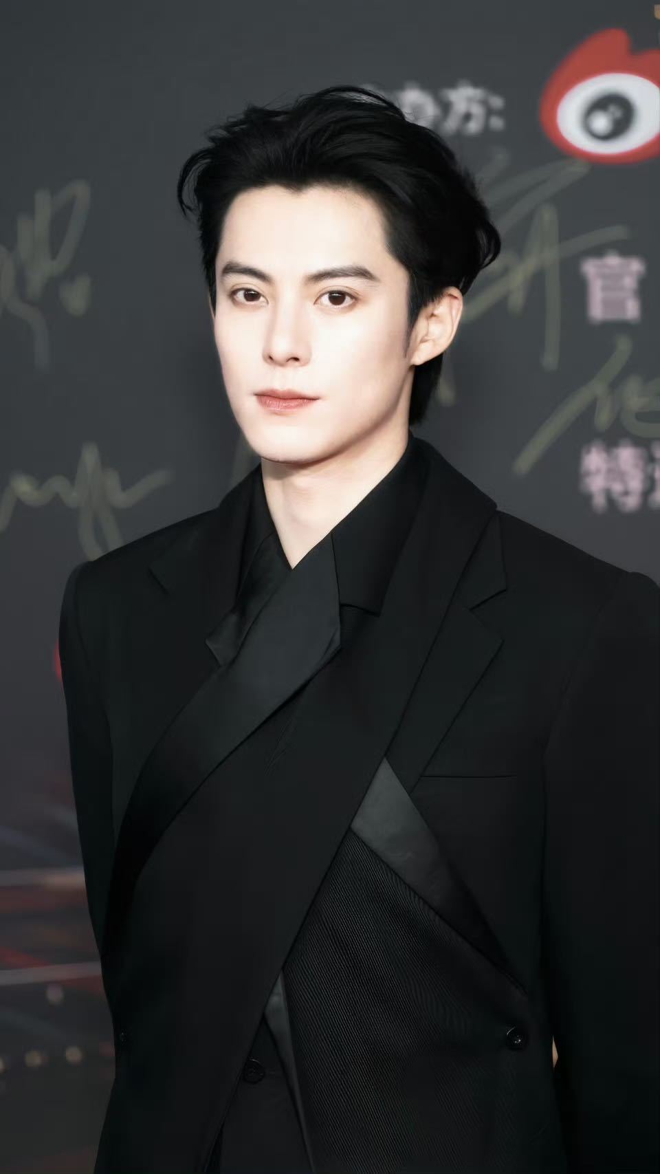 被王鹤棣对视比耶谁来救救我！和红毯对视的这一秒，被all black西装帅哥的比