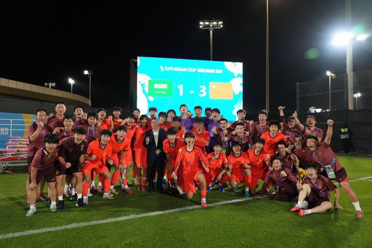 锁定U17亚洲杯精彩战况，国内足坛迎来暖心捷报，年轻小将在八强赛场强势逆袭，3比