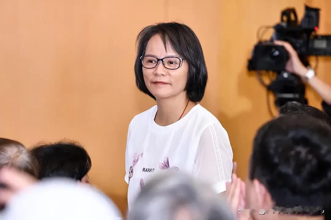 就因两句掏心窝子的实在话，统派网红教师区桂芝，正遭遇民进党当局从上到下的系统性霸