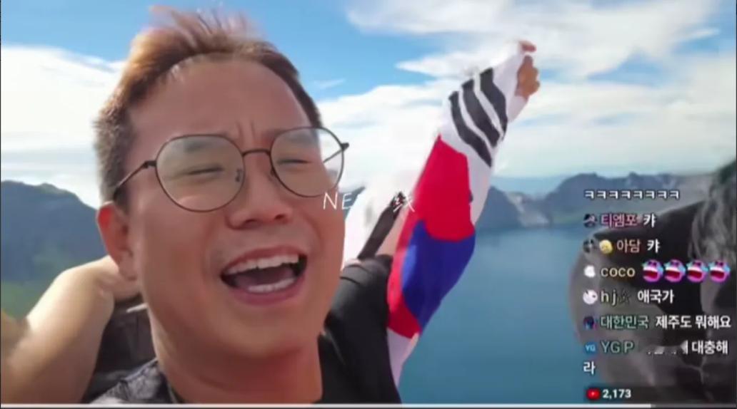 韩国男子在长白山直播挥舞韩国国旗，还唱韩国歌，结果被中国管理员当场处理：

外网