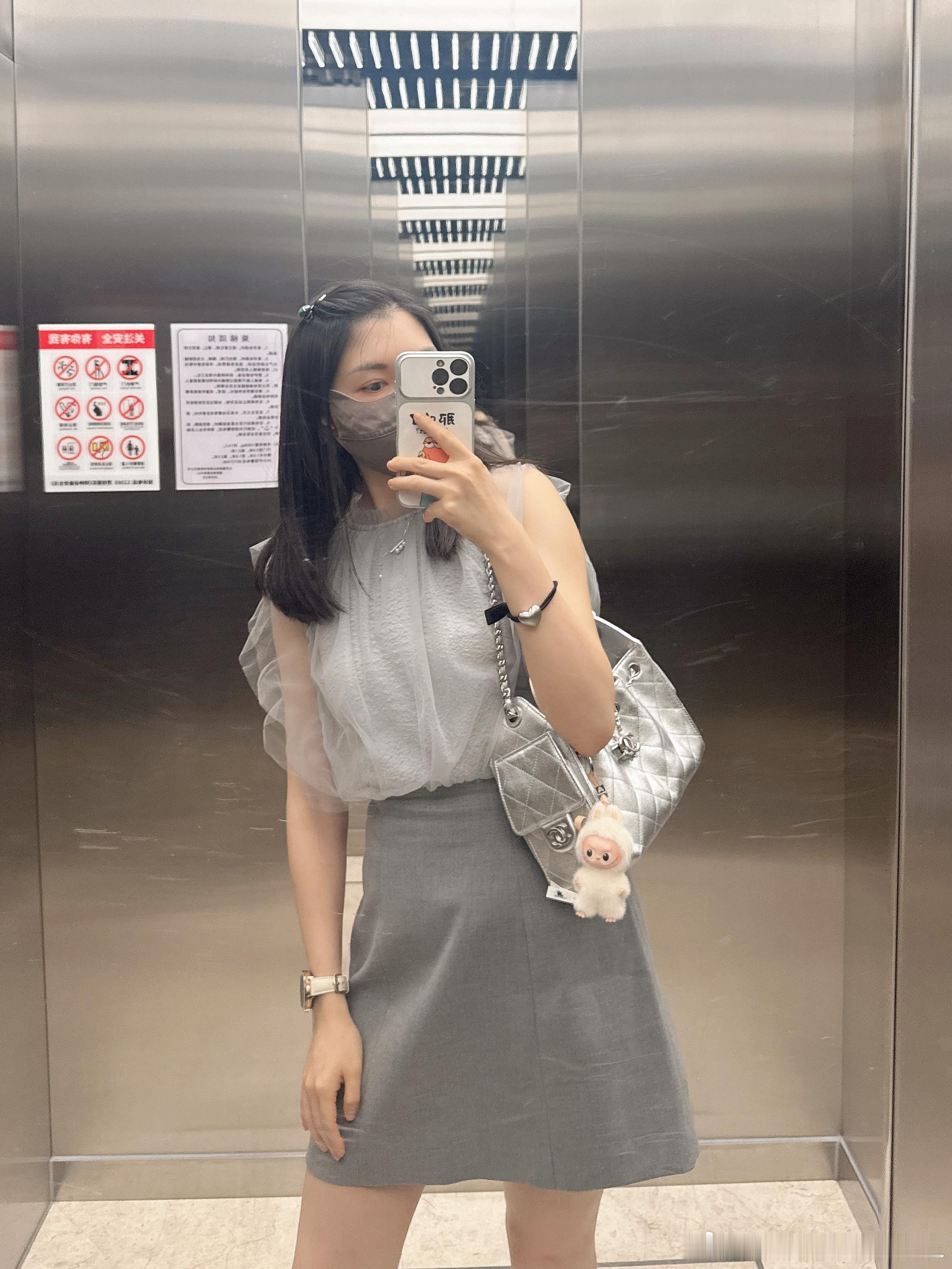 终于下班了……昨晚几乎没睡觉，今晚只想回去好好睡一觉。最近各种烂摊子，实在是太累