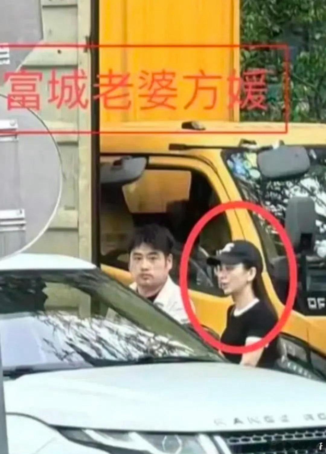 方媛上海看豪宅郭富城老婆方媛上海看房子线下偶遇拍到方媛看豪宅，没有过多排场，就一