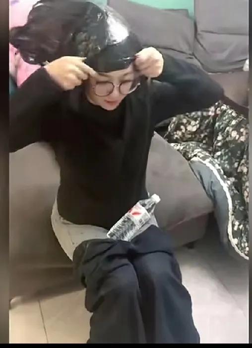 女子到朋友家里玩，她进门怕弄脏了地板，特意用塑料袋把鞋子包裹着。
有洁癖的朋友，