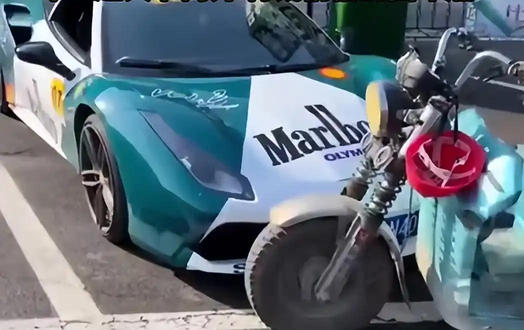 近日，山东一位骑三轮车的大叔不慎撞上了一辆价值不菲的法拉利跑车。大叔自知闯了祸，