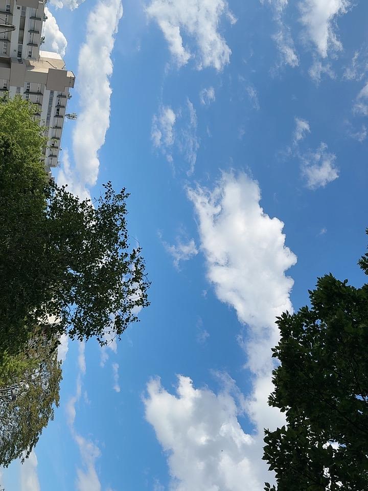 能否分享一下你拍摄的天空巴黎郊外圣日耳曼恩莱小镇随拍，时间是晚上18:05，进入