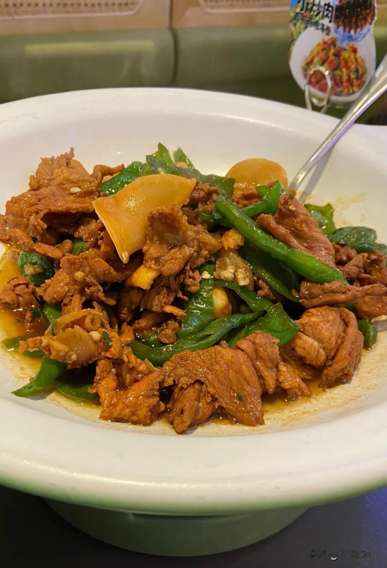 正午的阳光刚漫过办公楼的窗台，手机就跳出闺蜜雀跃的语音：“我在你单位楼下啦，快下