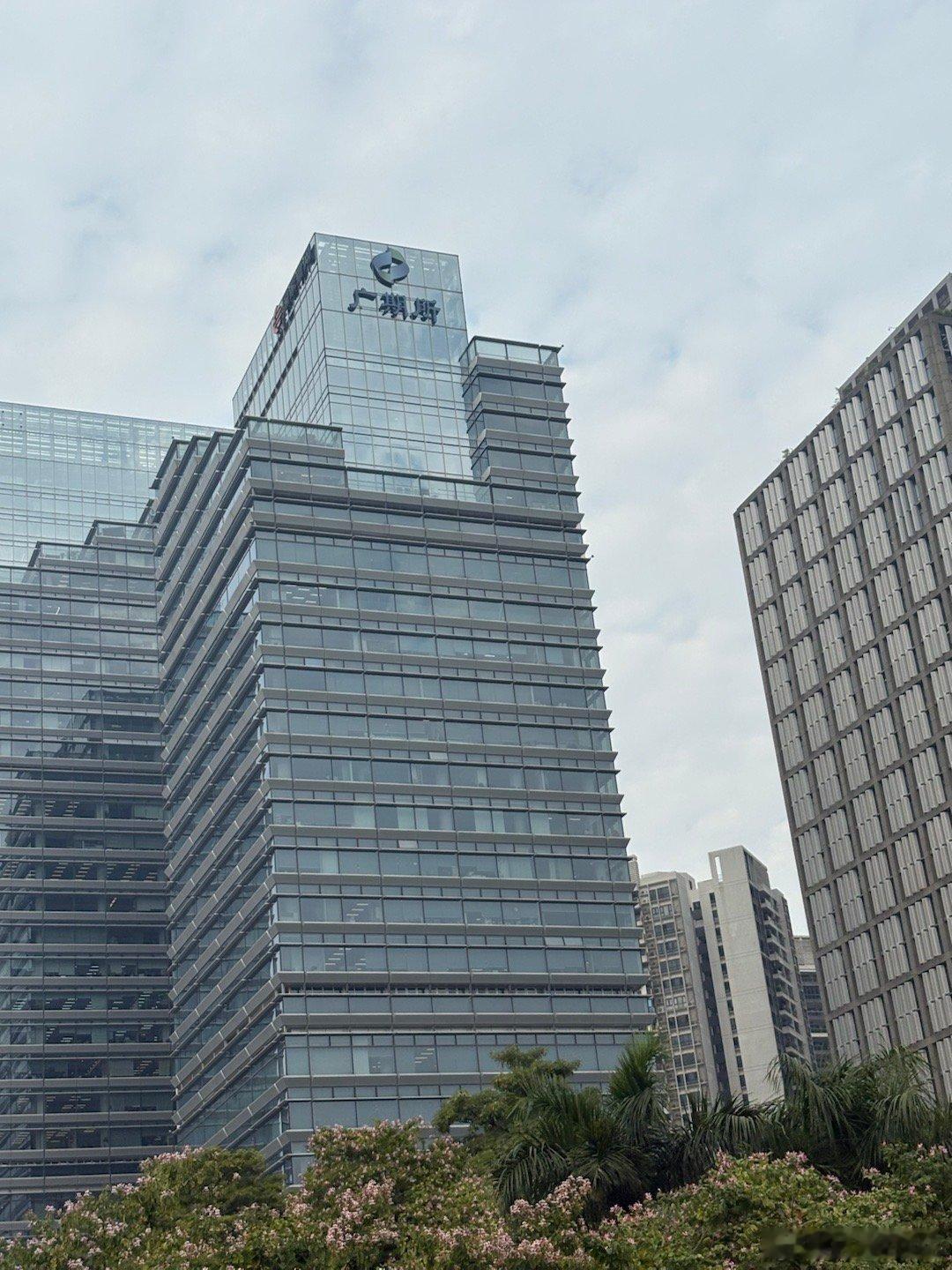 坚持“抓大放小”：只做大行情，只做大趋势。放掉小波动。 