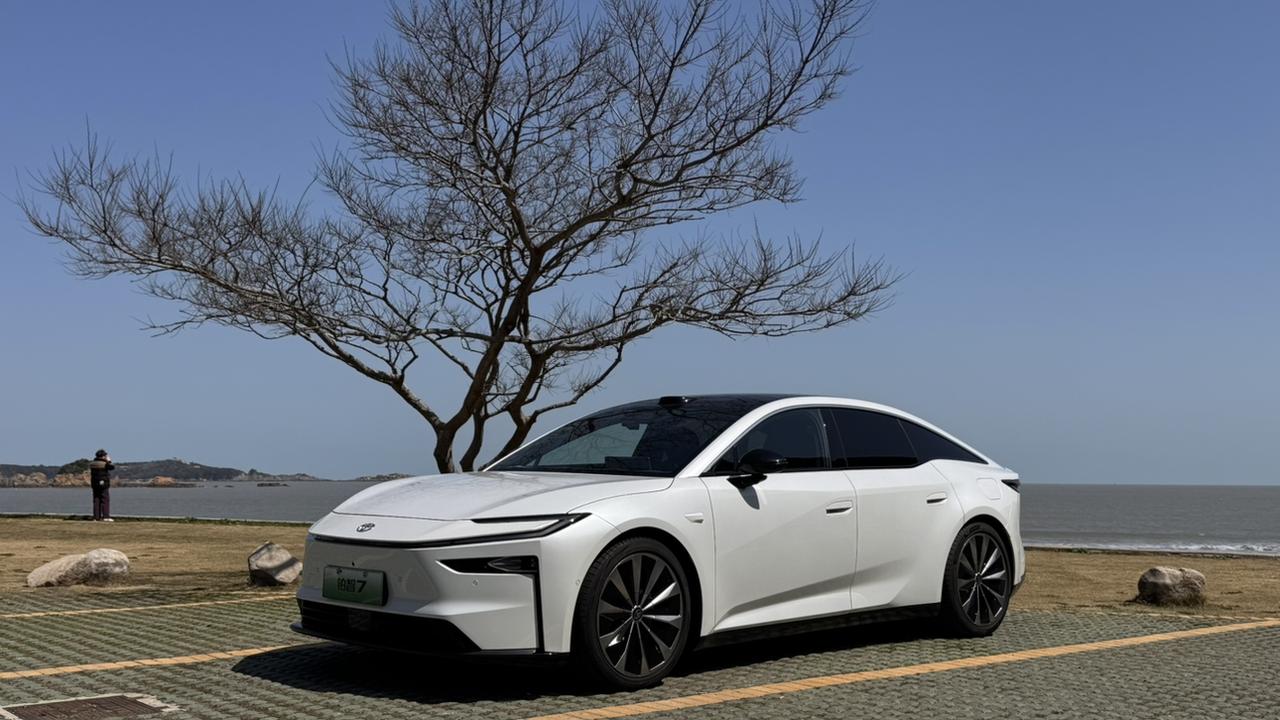 一切都很丰田，舒适动态符合丰田调性
很船、很柔、很中庸，万金油的适应性，是合理的