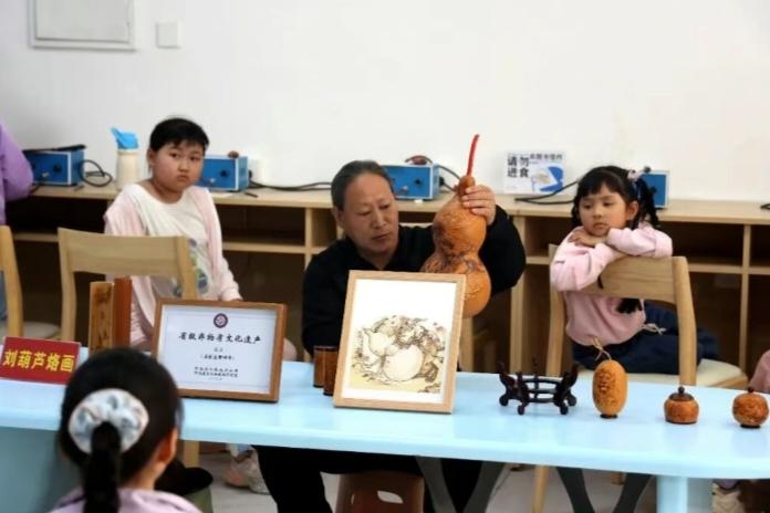 河北省省级非物质文化遗产--葫芦烙画项目代表性传承人刘保秋先生，日前在石家庄晋州