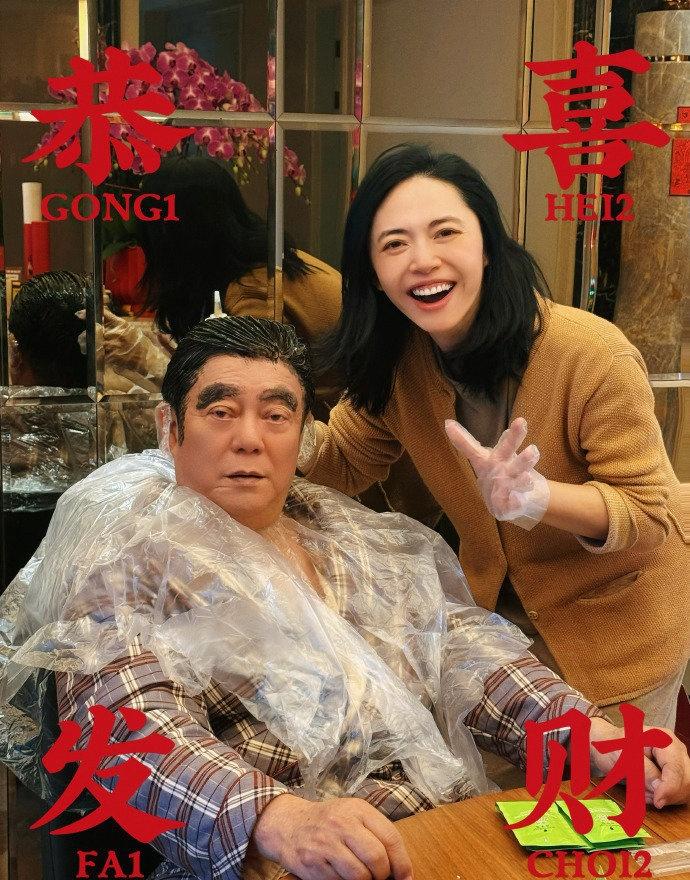 谁懂这个姚晨回福建老家过年的含金量啊，这个给爸爸染发染眉的幸福度啊，新年和家人一