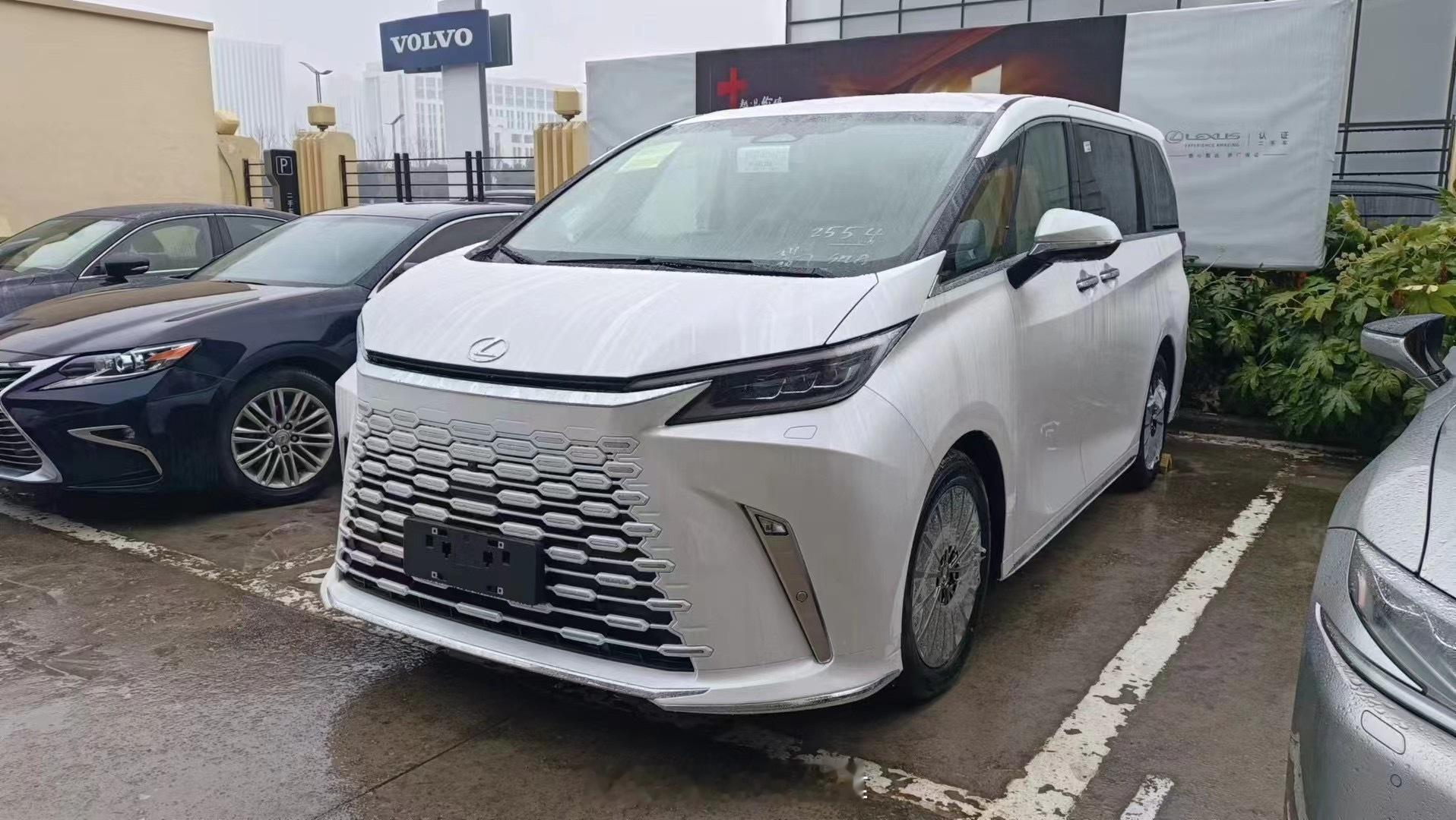 雷克萨斯LM500   128白白➕40+  现车！ ​​​