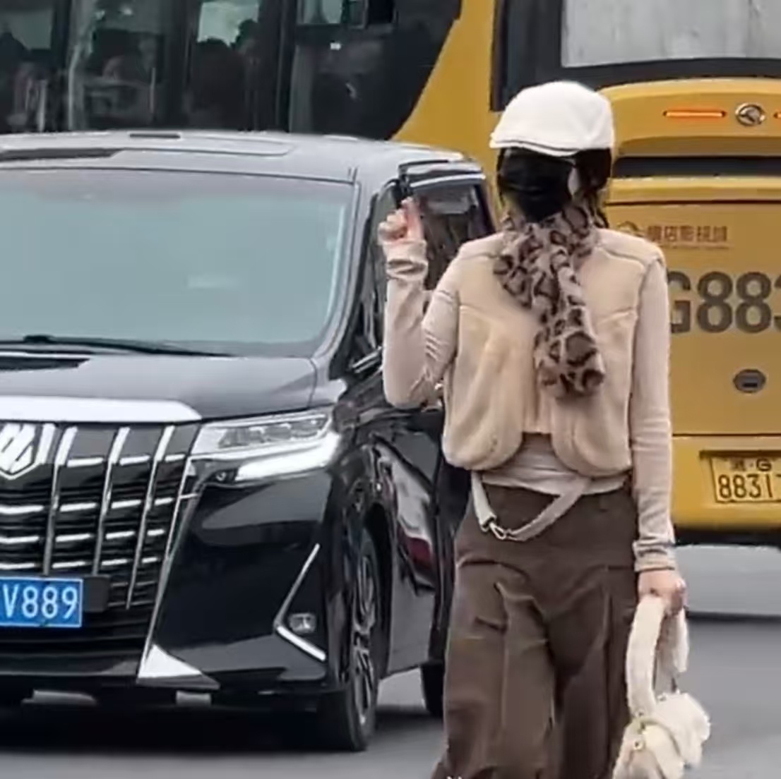 虞书欣好努力的饭撒虞书欣豹纹围巾虞书欣好努力的饭撒，哇塞，