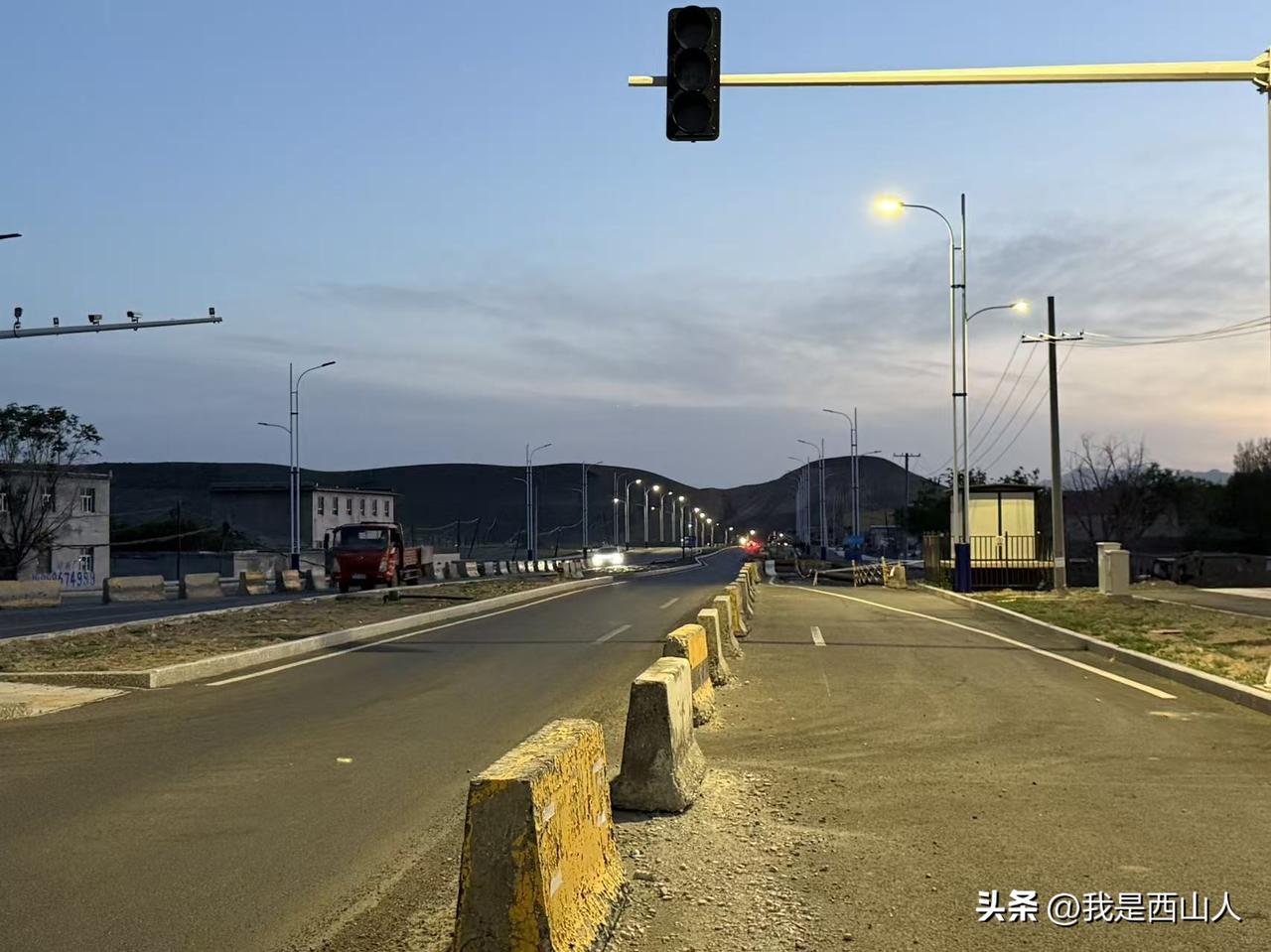 粉丝投稿，西泉街大泉村以西的路段路灯居然点亮起来了，虽然有些路段只有单侧亮，个别