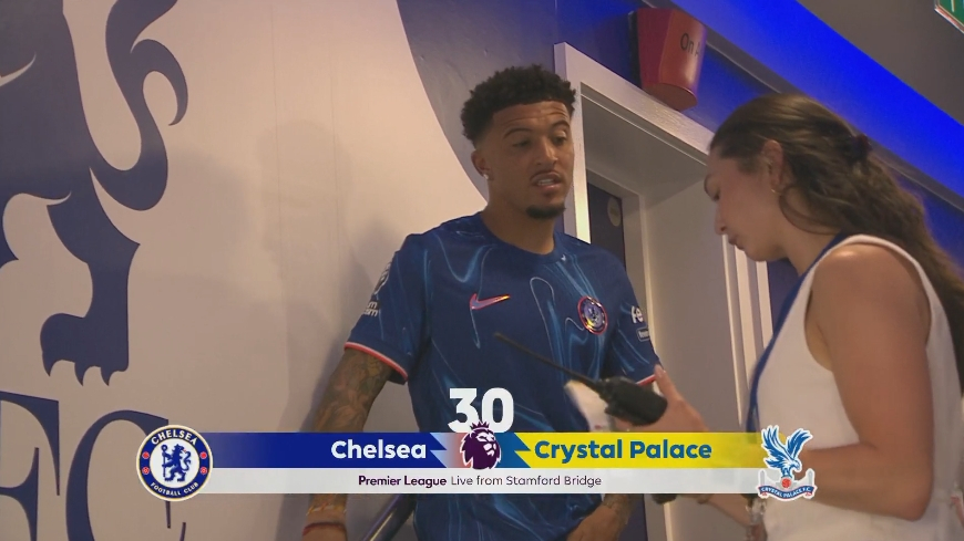 亮相斯坦福桥！桑乔身披切尔西19号球衣在主场球迷前亮相。 桑乔到场边与小球迷进行