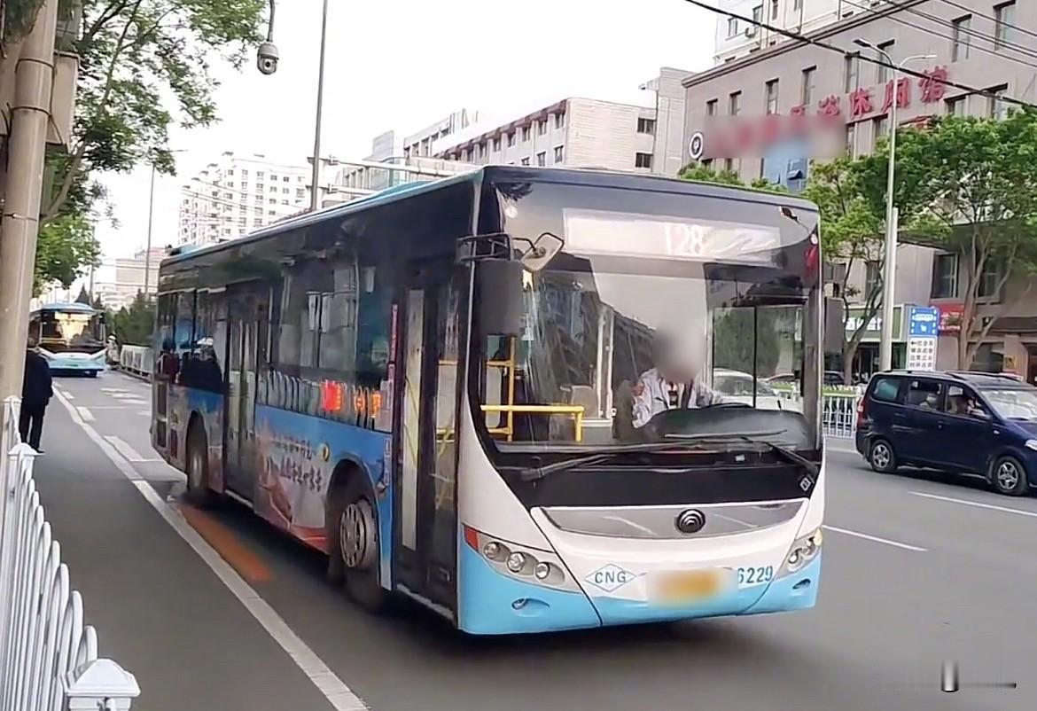 大热天坐公交，闷得满头大汗，窗户全开着。

以前以为是司机懒，现在才知道，他们是