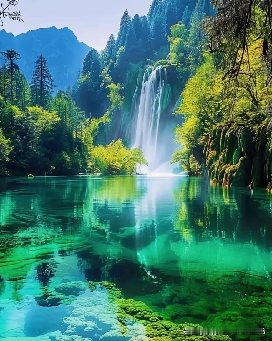 上联:青山藏画意
下联:绿水似诗歌