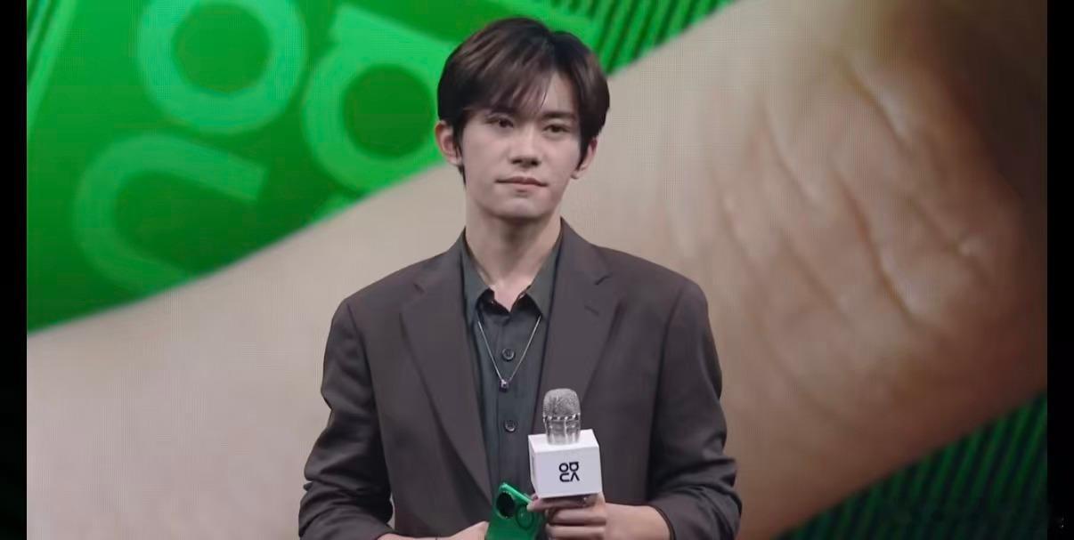 易烊千玺华为nova15新品发布现场照易烊千玺华为nova15发布会直播易烊千玺