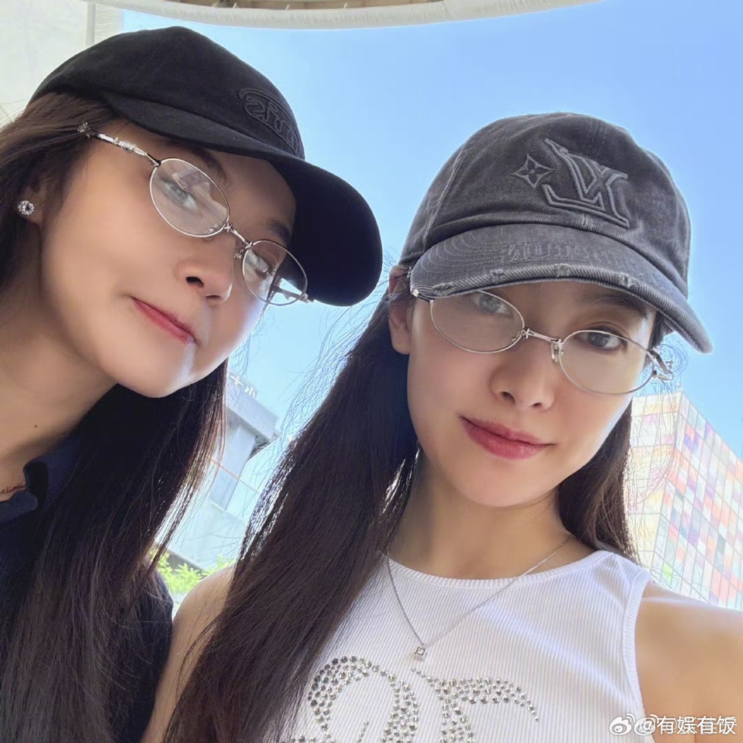 宋茜张佳宁逛吃合照宋茜张佳宁逛吃九宫格宋茜张佳宁逛吃九宫格，玩的开心，[爱慕][