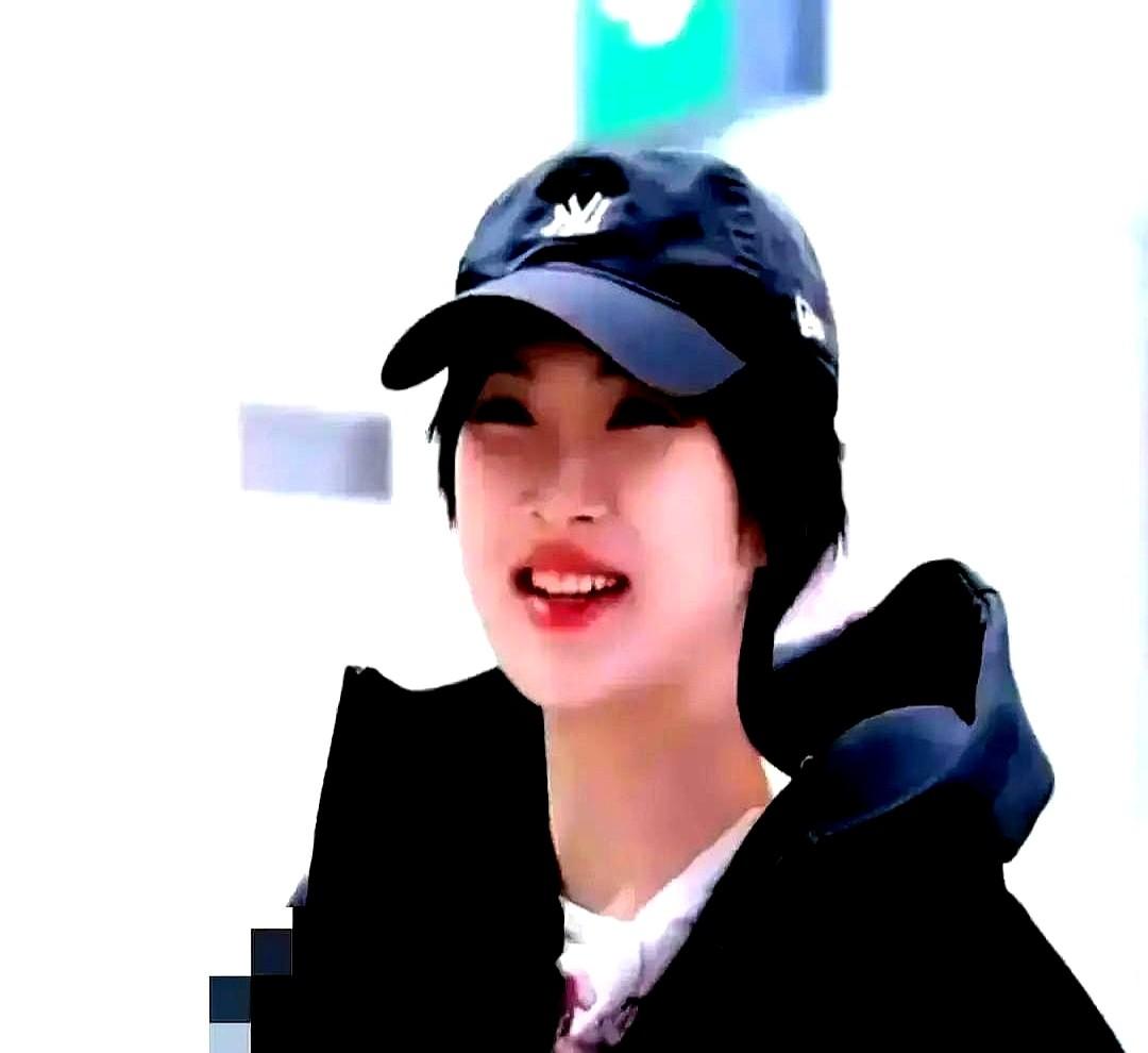 都说张子枫是“资源咖”，可这资源，怕不是拿命换的。

最近拍打戏，膝盖直接肿成馒