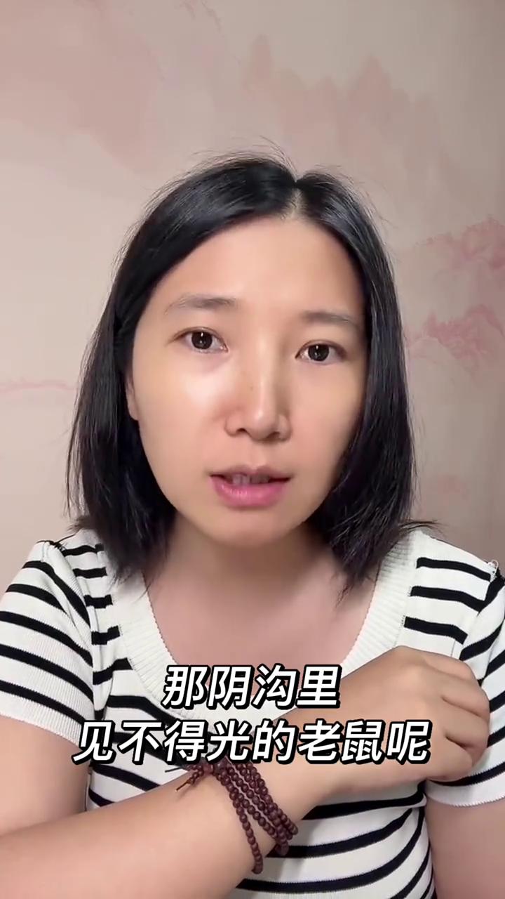 莎莎蜡像被毁。
莎莎的蜡像被毁坏了，脸部非常明显的抠痕。到底是什么人这么肆意妄为