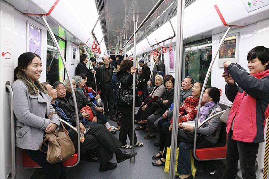 地铁让座之争：表层是座位，深层是公德意识的缺失
 
        地铁上老人与