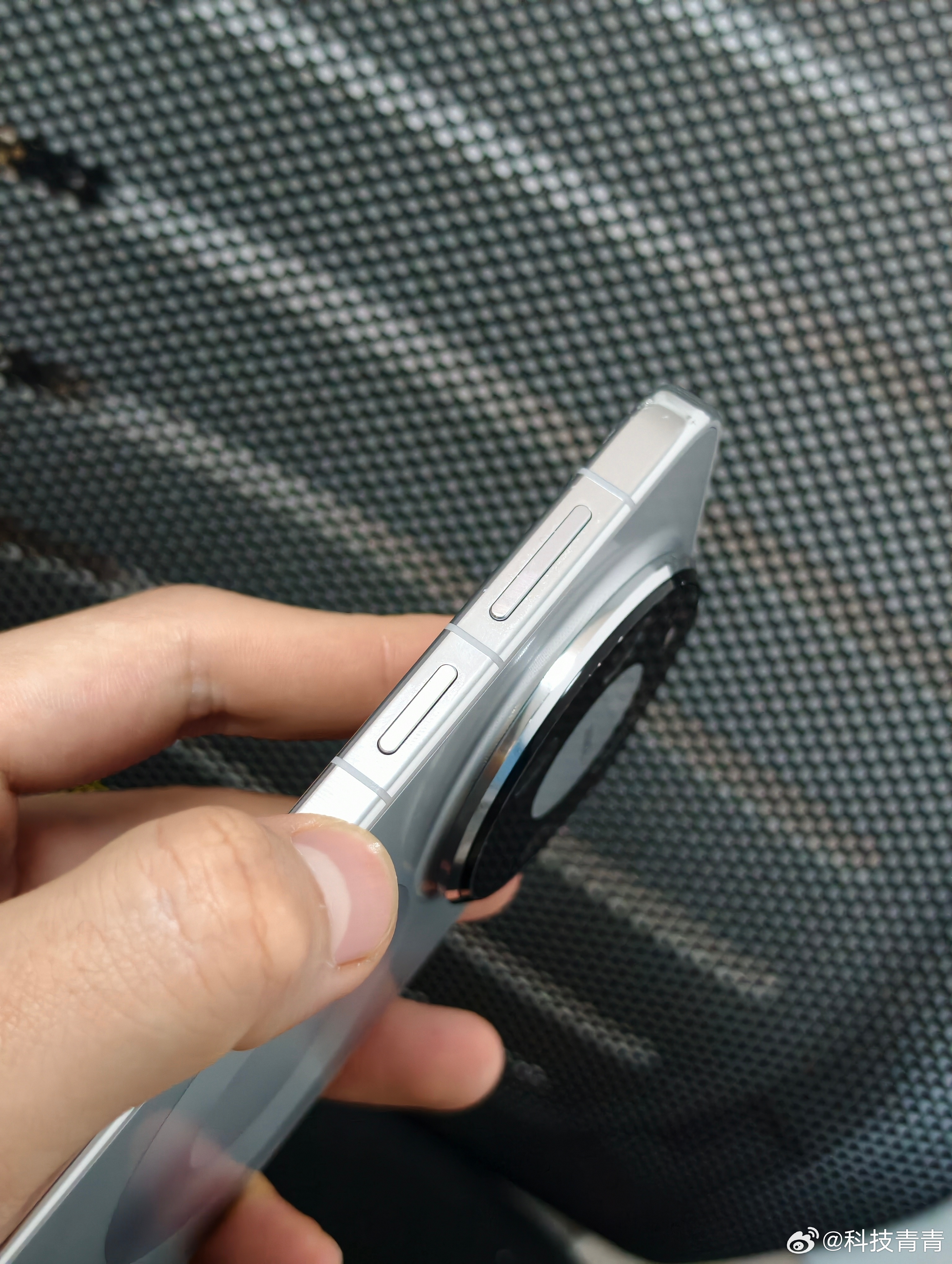 这代的Mate 80 Pro Max，最让我喜欢的就是这款“极地银”配色，是那种