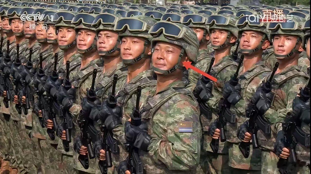 九三盛大阅兵太懂这种心情了！这个镜头真的太会抓了！他眼里的光、藏不住的笑，完全是