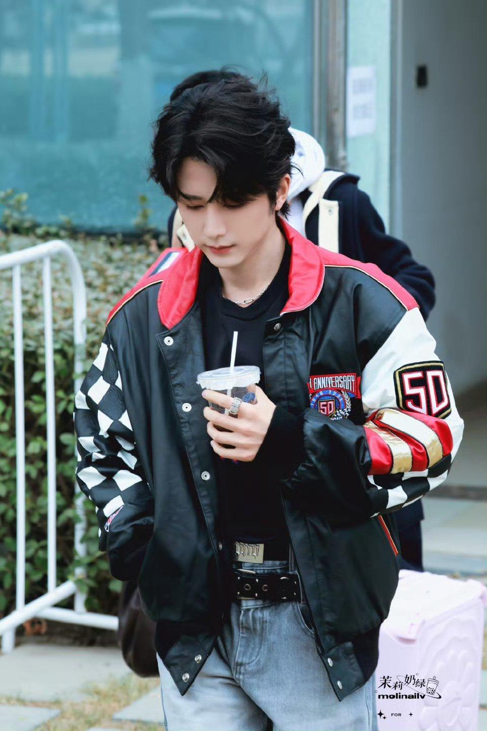 张新成一条裤子系了两根皮带时尚界“叠穿鬼才”张新成，两根皮带拿捏氛围感。 