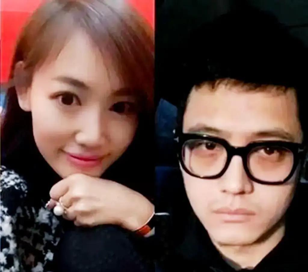 六年刑期，缝纫机都快踩冒烟了，宋喆出来第一件事竟是找马蓉。
 
电话刚拨过去，直