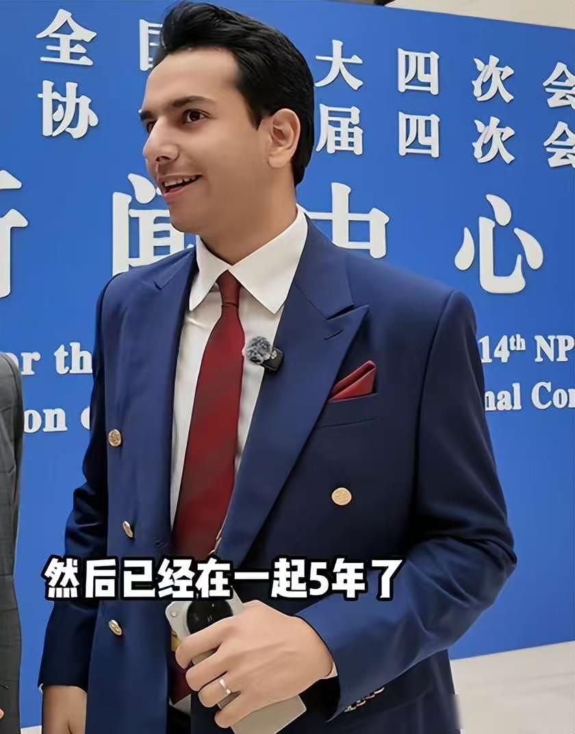 中国准女婿！3月7号下午公开活动快结束时，方浩明左手无名指戴素圈银戒，大方承认已