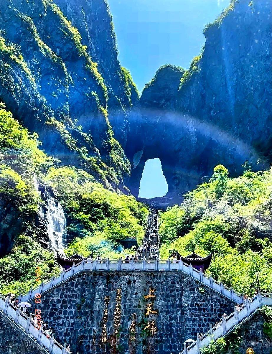 五一最先被骂的景区出现了
不是拥堵的西湖
不是商业化的鼓浪屿，而是
湖南的张家界