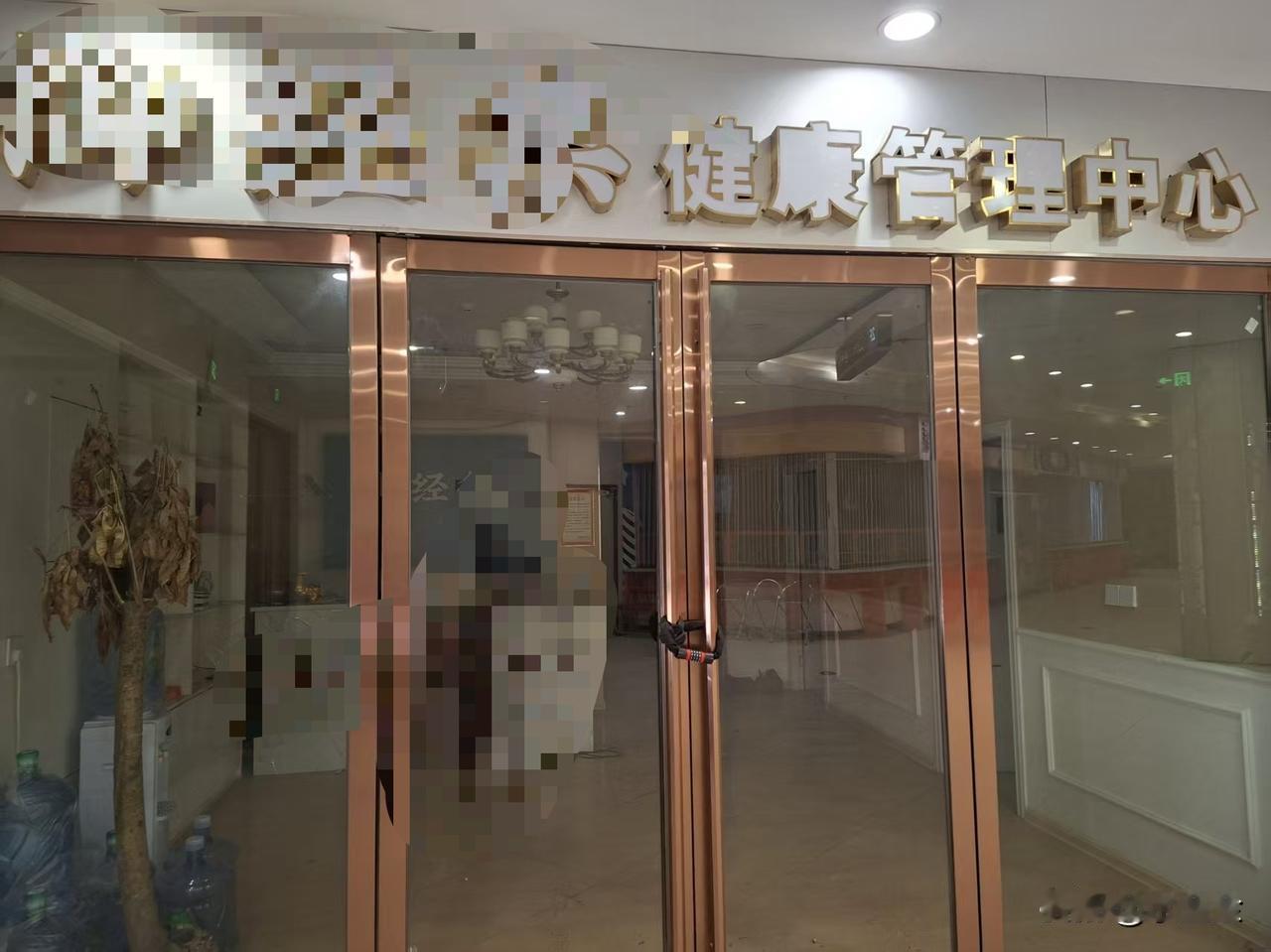 这是去年才开业的商场，那时的热闹，那时的繁华，
现在都已落幕……
今天过来商场二