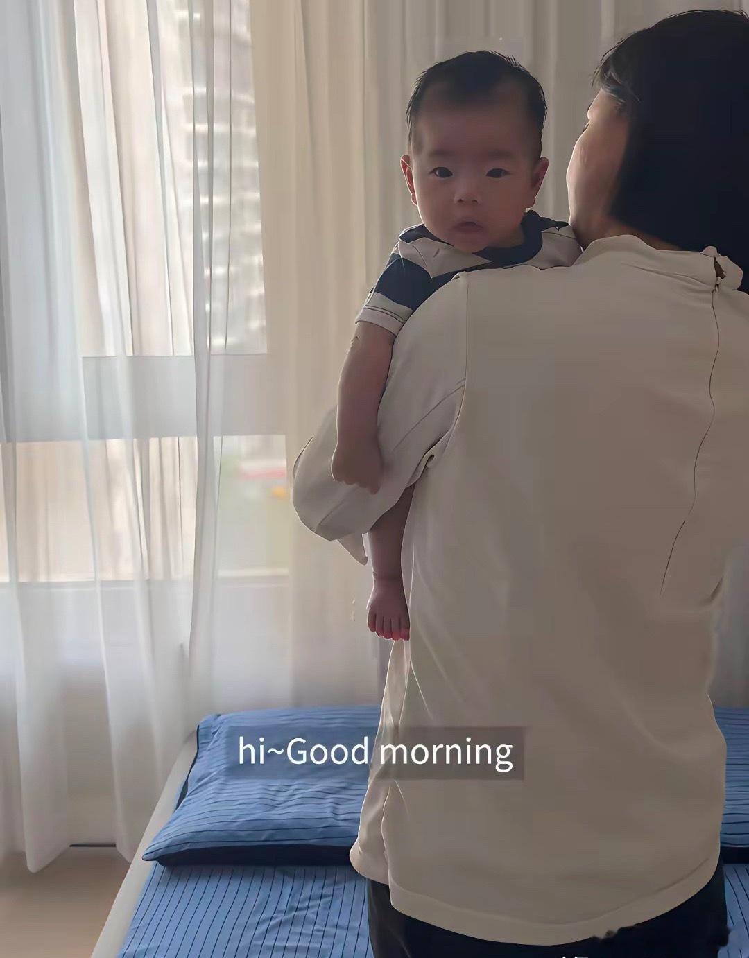 程晓玥给二胎儿子找了月嫂，2个月二宝和阿姨单独住在婴儿房，宝宝用奶粉喂养，不吃母