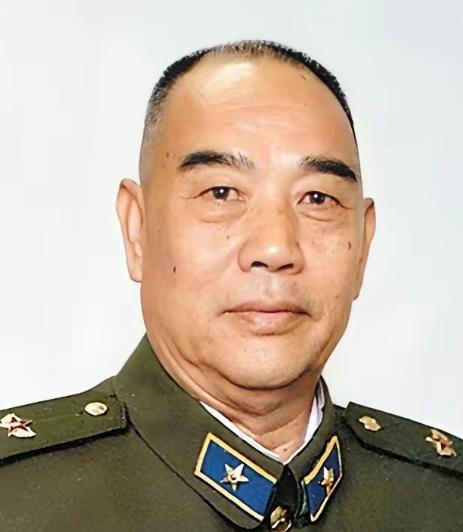 1958年，彭老总到兰州军区视察，吃饭时，他发现了一个干部很眼熟，便放下手中的筷