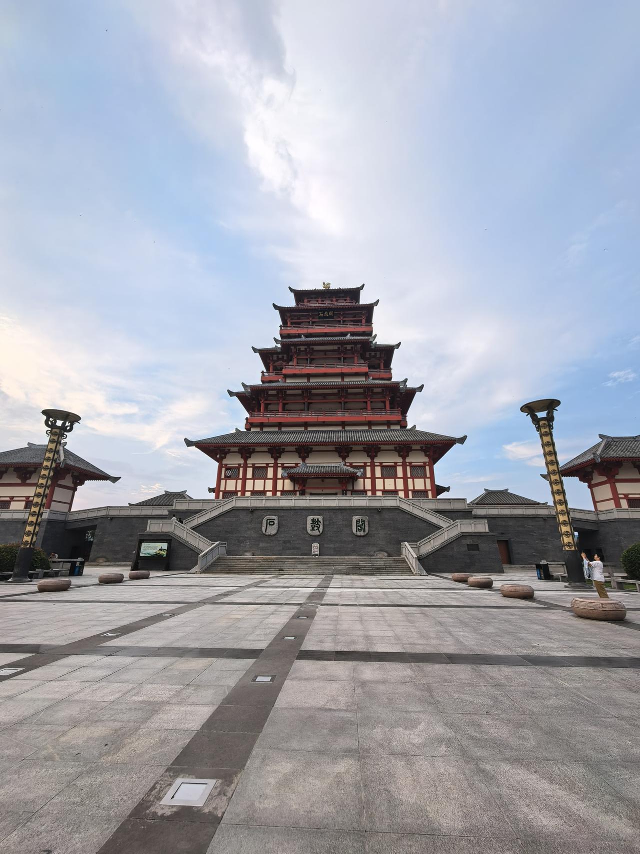 2026年8月7日，立秋。傍晚，宝鸡石鼓山公园即中华石鼓园，晚霞与霓虹相映成辉，