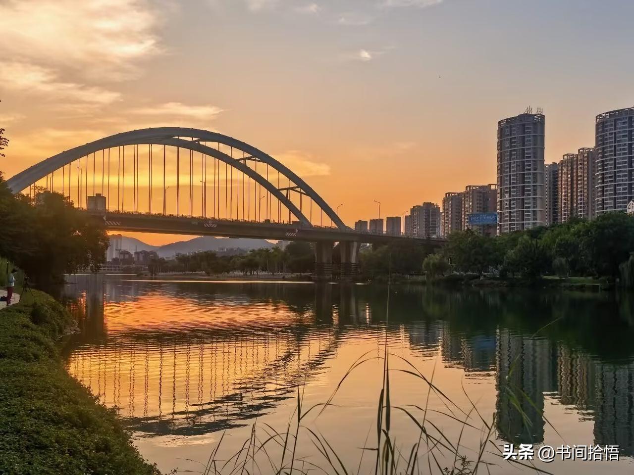 一位营养学家说：
“晚上饿了，可以吃鸡蛋，可以吃牛肉，可以吃水煮大虾，可以吃番茄