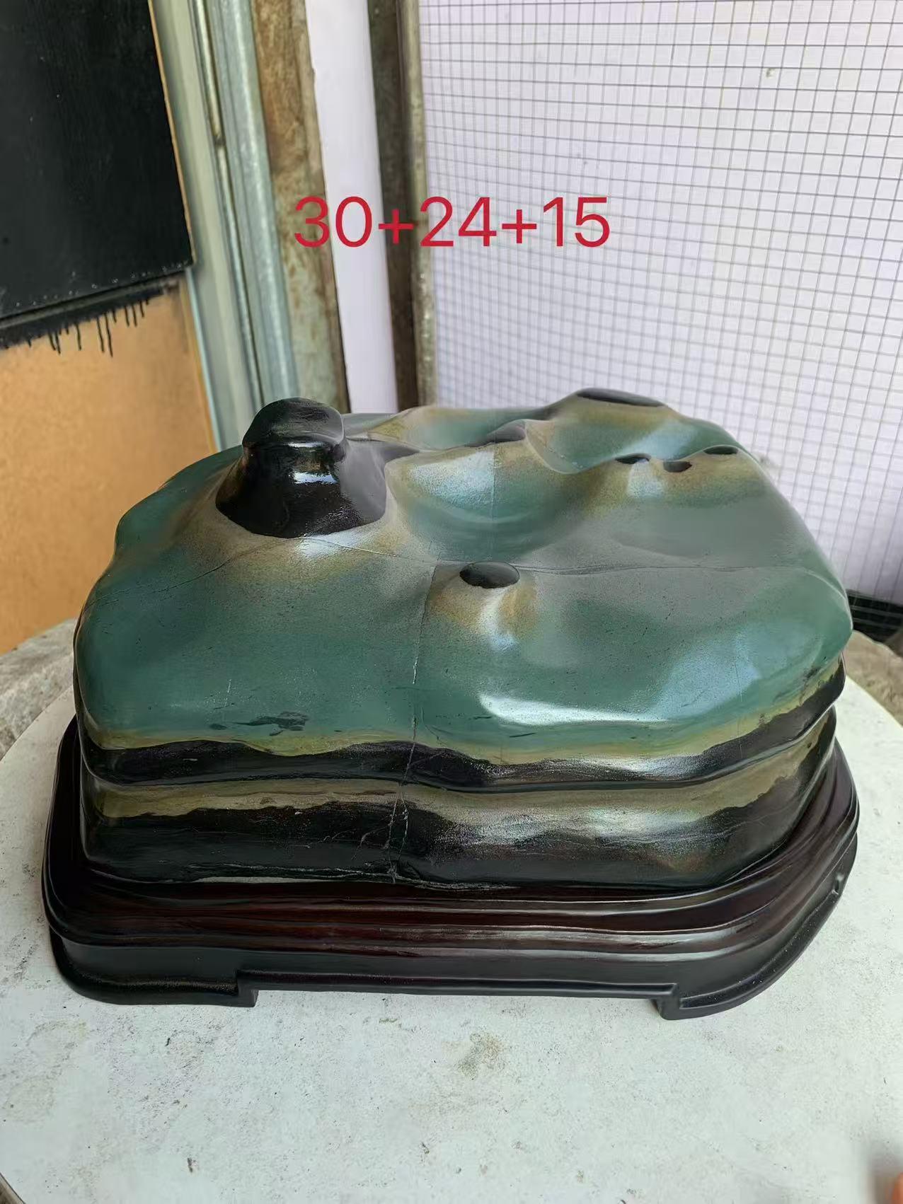 玩奇石其实很简单，要看您的眼力，心智，阅历。看到一方石头，先看材质是否是翡翠，玛