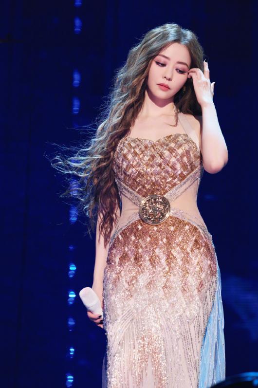 张靓颖好真实！她在广州演唱会上大方承认医美翻车，调侃自己是不笑女！张靓颖挺漂亮，