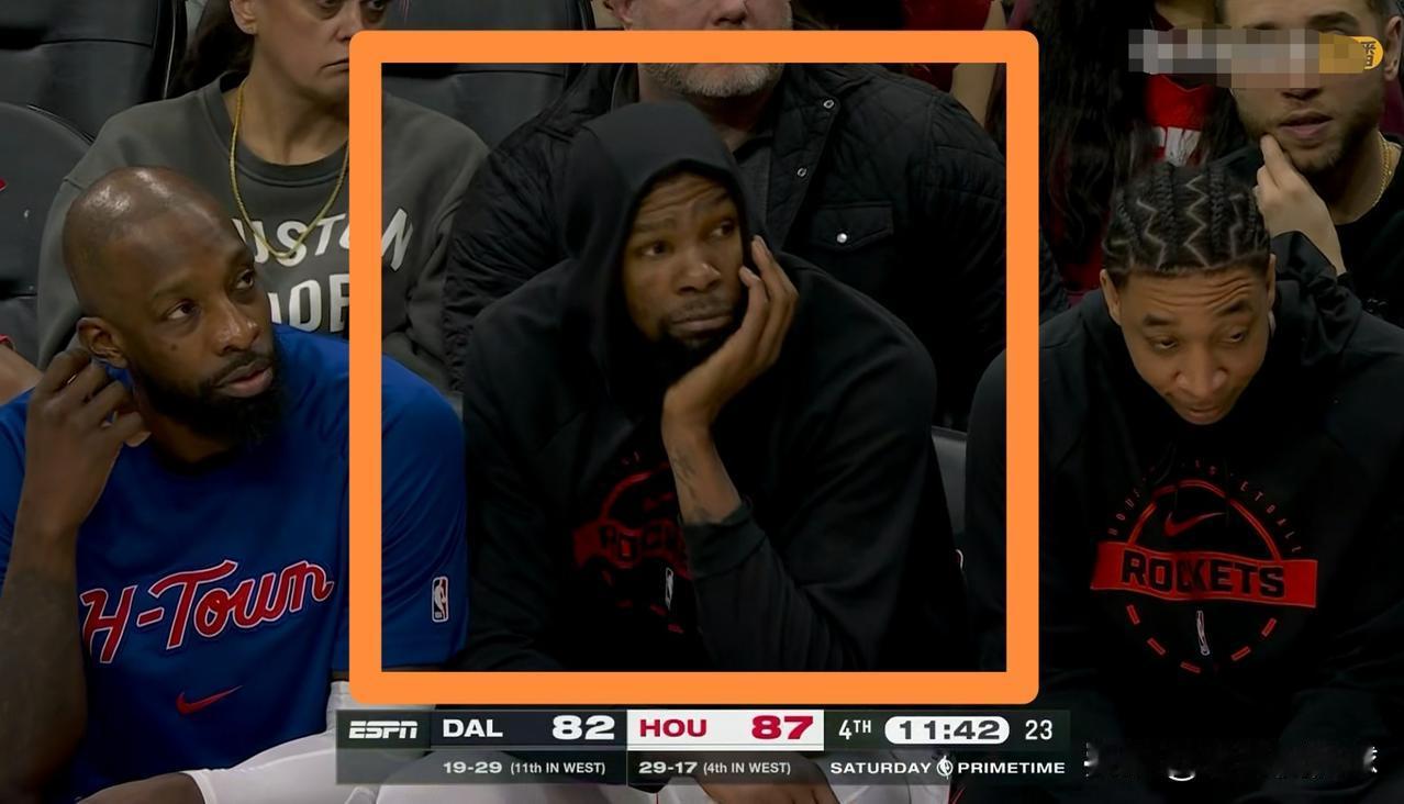 火箭当家球星杜兰特真是太焦虑不安了！在今天火箭主场迎战独行侠的比赛中，当时比赛进