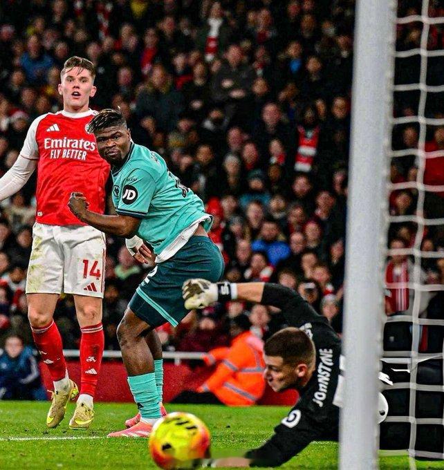 我仍然认为球队需要更好地在禁区内找到约克雷斯。他的其他方面也需要改进，但他绝对是