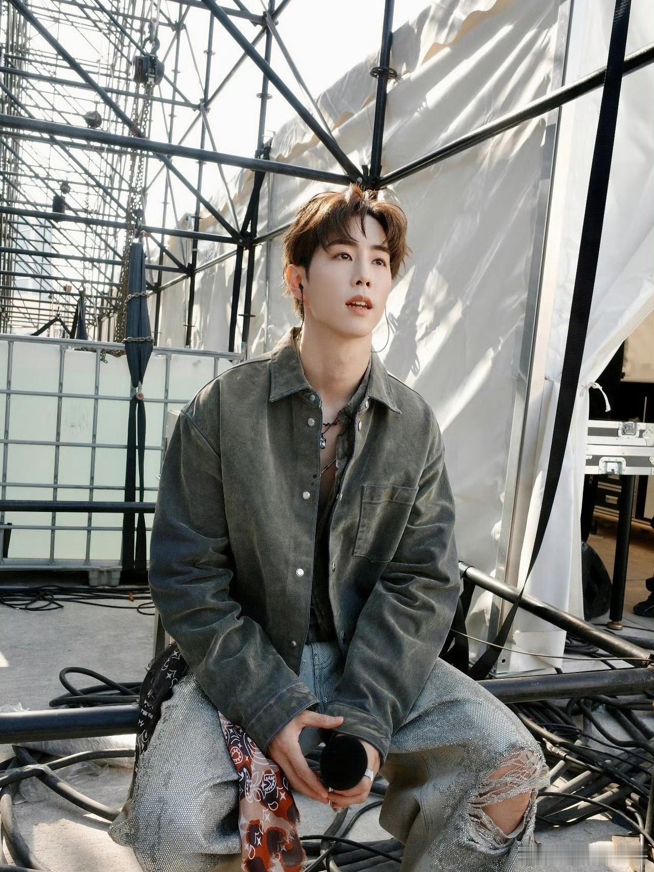 谁懂啊🤯！段宜恩居然记着去年误拿的粉丝工作本，十二周年还翻牌当事人，这份用心刻