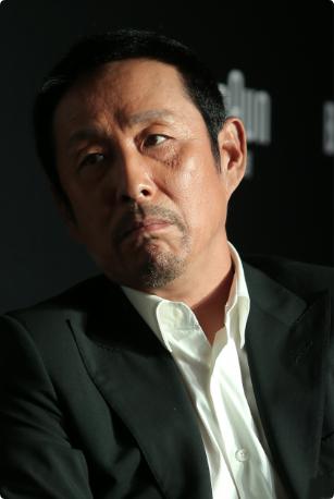 陈道明说："等你老得走不动时，就会明白，退休后到处旅游，耗尽积蓄，是会被'反向算