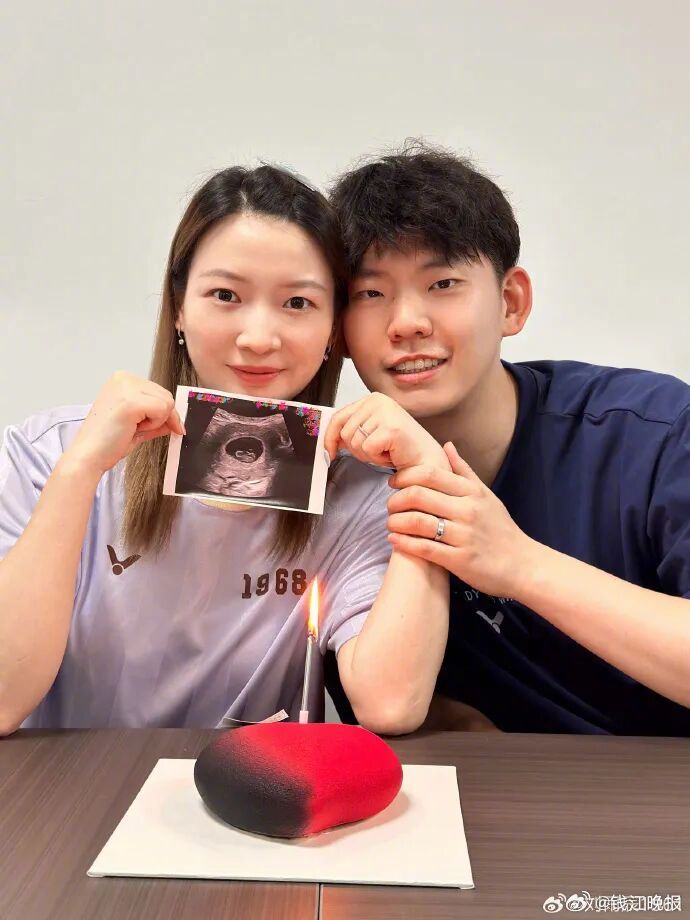 #奥运冠军黄雅琼晒B超照宣布怀孕#【浙江#奥运冠军黄雅琼宣布怀孕#：小秘密终于可