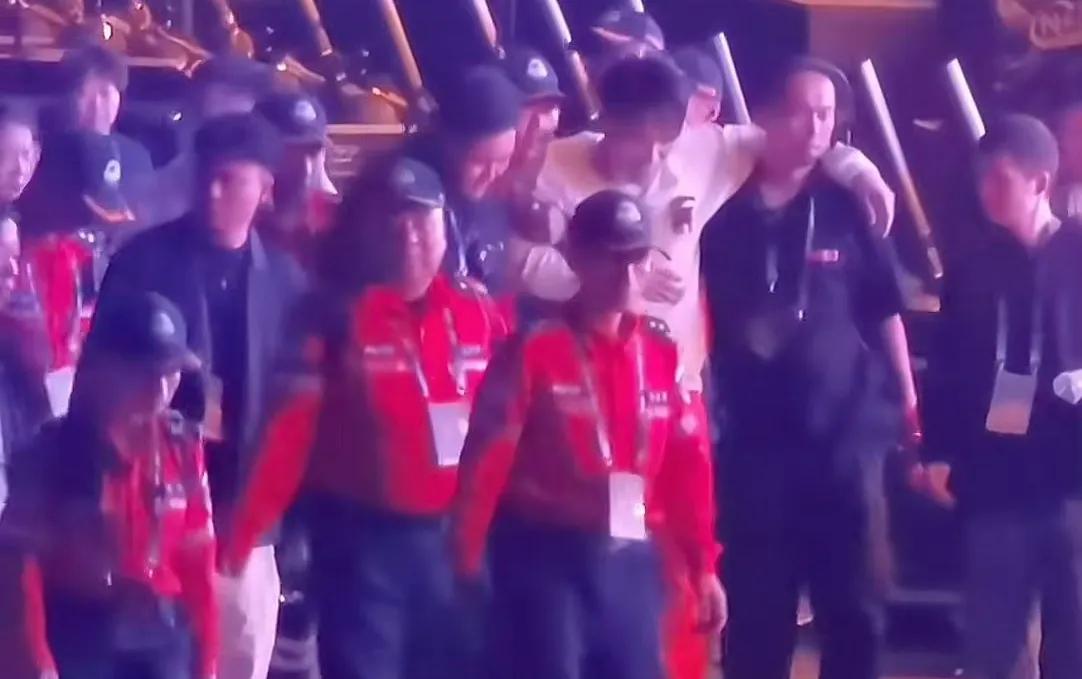 天呐，杨宗纬居然从演唱会舞台摔下去了，通过视频看出他边唱边后退还边跟歌迷互动，最